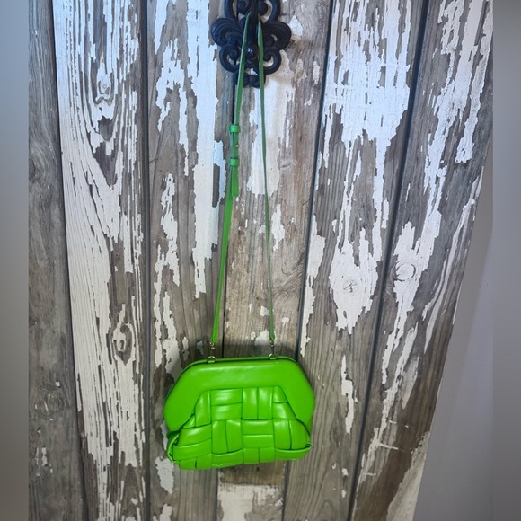 THEMOIRE’ Bios Woven Mantis Pochette in Green - Picture 12 of 12